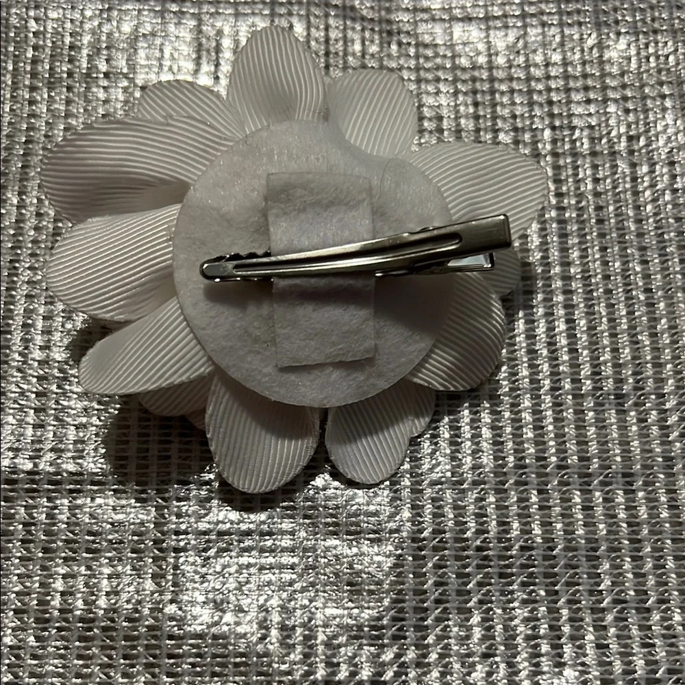 Elegant White Floral Hair Clip